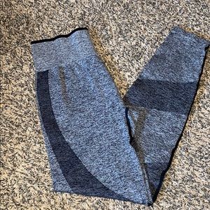 Women’s VS “Pink” seamless leggings.